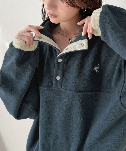 《JaVa ジャバコラボ》暖かさも、お洒落感も、欲張りに。胸刺繍ジャガード切り替えハーフボタンフリースプルオーバー jv1010674