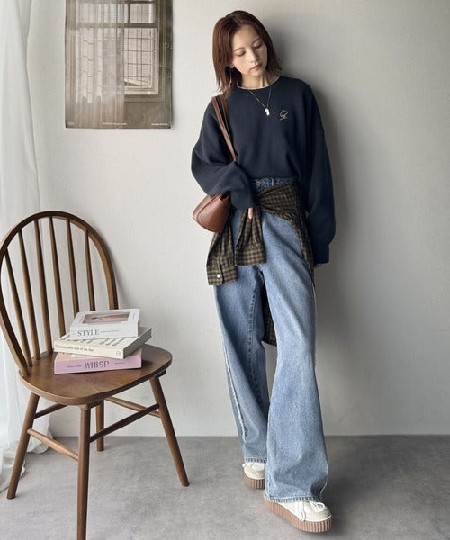 シンプルながらも洗練されたデザインで、こなれ感。胸刺繍スウェット見えコクーンニット（長袖） ce1260463