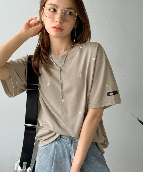 《JaVaジャバコラボ》春夏のカジュアルに、大人の“可愛い”をプラス。ミニハート刺繍Tシャツ（半袖） jv1010470
