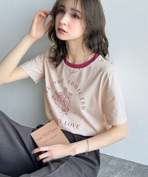 トレンドのディテールが魅力。シルケットフラワーカーブロゴリンガー半袖Tシャツ ce1020196