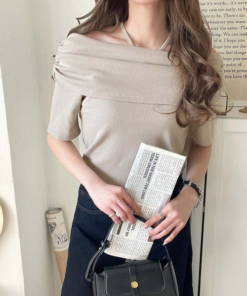 視線を奪う、美デコルテ。華奢見えを叶える、絶妙ドレープが◎ タイ付き五分袖オフショルトップス ce1240086