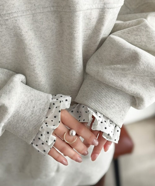 ちらっと覗くフリルで、いつものお洒落を格上げ♪袖先ドット柄フリル使い胸元刺繍入りオーバーサイズ裏起毛スウェット（長袖） ce1260636