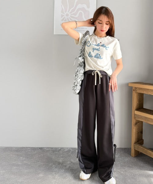 【mily bilet】着るだけでオシャレ感！ロゴプレート付きカラーフレンチコード刺繍Tシャツ(半袖) mi1329015