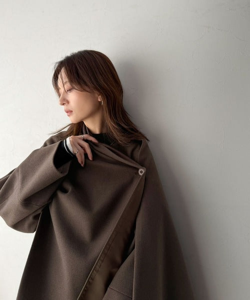 【Classical Evon】大人の品格ある装い。羽織るだけで「こなれた私の完成」ケープ付きフレアシルエットノーカラーメルトンコート（ミドル丈） ev1265088