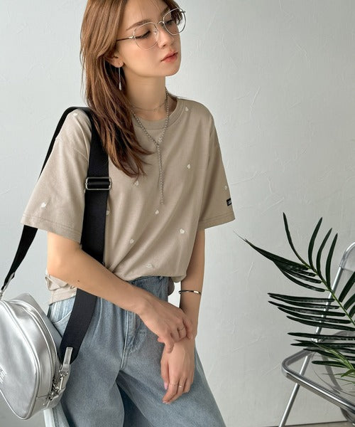 《JaVaジャバコラボ》春夏のカジュアルに、大人の“可愛い”をプラス。ミニハート刺繍Tシャツ（半袖） jv1010470