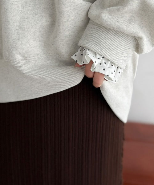 ちらっと覗くフリルで、いつものお洒落を格上げ♪袖先ドット柄フリル使い胸元刺繍入りオーバーサイズ裏起毛スウェット（長袖） ce1260636