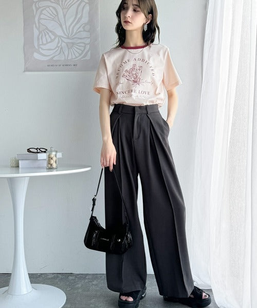 トレンドのディテールが魅力。シルケットフラワーカーブロゴリンガー半袖Tシャツ ce1020196