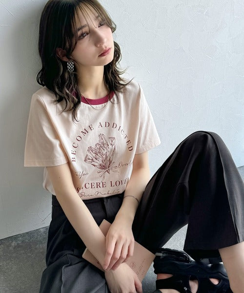 トレンドのディテールが魅力。シルケットフラワーカーブロゴリンガー半袖Tシャツ ce1020196