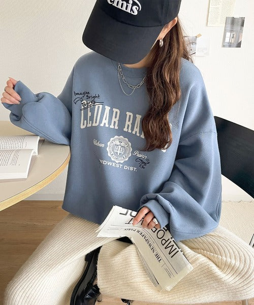 今っぽカジュアルの本命スウェット♪エンブレム風らくがき刺繍入りフロッキープリント裏起毛プルオーバー（長袖） ce1260508