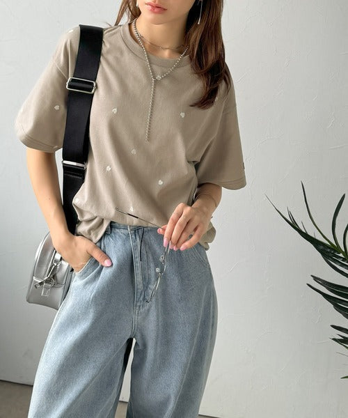 《JaVaジャバコラボ》春夏のカジュアルに、大人の“可愛い”をプラス。ミニハート刺繍Tシャツ（半袖） jv1010470