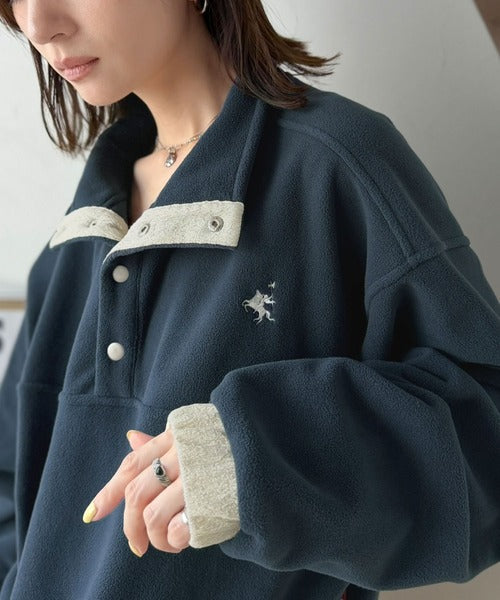 《JaVa ジャバコラボ》暖かさも、お洒落感も、欲張りに。胸刺繍ジャガード切り替えハーフボタンフリースプルオーバー jv1010674