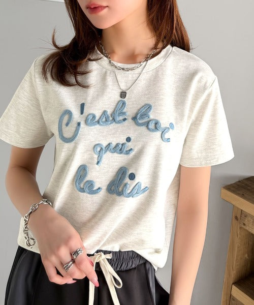 【mily bilet】着るだけでオシャレ感！ロゴプレート付きカラーフレンチコード刺繍Tシャツ(半袖) mi1329015