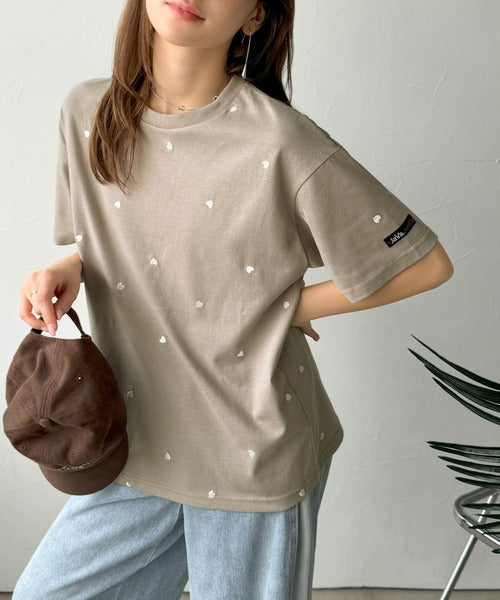 《JaVaジャバコラボ》春夏のカジュアルに、大人の“可愛い”をプラス。ミニハート刺繍Tシャツ（半袖） jv1010470