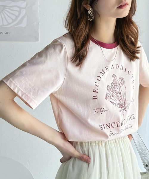 トレンドのディテールが魅力。シルケットフラワーカーブロゴリンガー半袖Tシャツ ce1020196