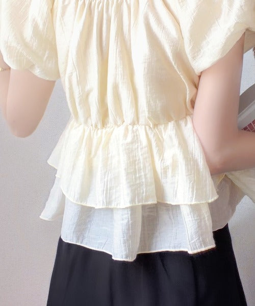 【mily bilet】肩見せで、夏のムードをひとさじ。オフショル２Wayフリルペプラムシアーブラウス（半袖） mi1329079