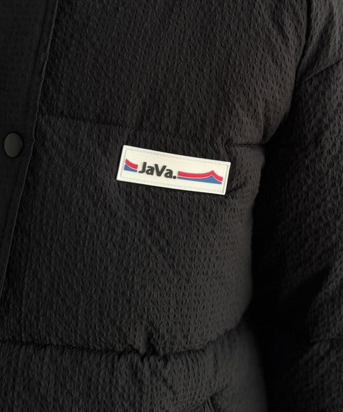 《JaVaジャバコラボ》男女兼用で楽しめる！ふんわり暖かな冬の相棒。フード付きサッカー素材中綿ブルゾン（ショート丈） jv1240140