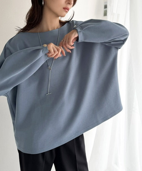 一枚で、品よく華奢見え。袖タック×マットゴールドボタン使い ボートネックポンチ素材プルオーバー（長袖） ce1260639