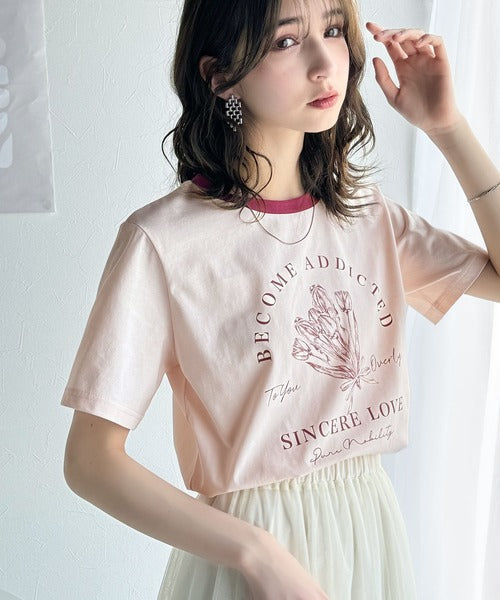 トレンドのディテールが魅力。シルケットフラワーカーブロゴリンガー半袖Tシャツ ce1020196