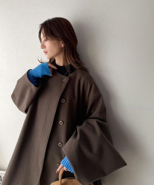 【Classical Evon】大人の品格ある装い。羽織るだけで「こなれた私の完成」ケープ付きフレアシルエットノーカラーメルトンコート（ミドル丈） ev1265088
