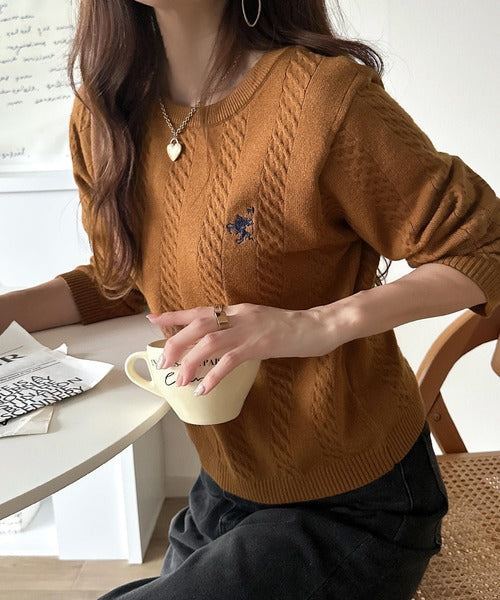 大人のためのコンパクトニット。胸刺繍ショート丈ケーブル編みニット（長袖） ce1260453