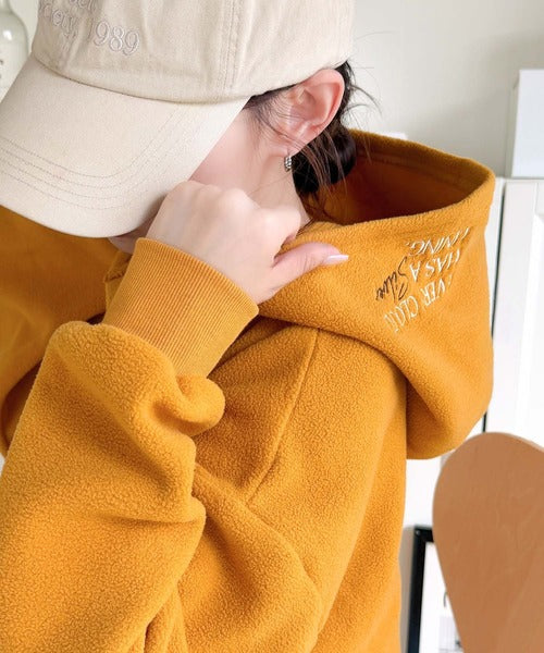 ふわっとあったか、秋冬の“欲しい”をぎゅっと♪刺繍デザインスキッパー衿フリースパーカー ce1020395