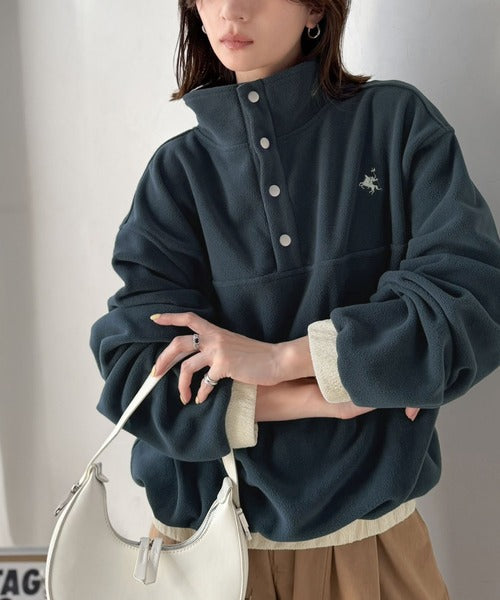 《JaVa ジャバコラボ》暖かさも、お洒落感も、欲張りに。胸刺繍ジャガード切り替えハーフボタンフリースプルオーバー jv1010674