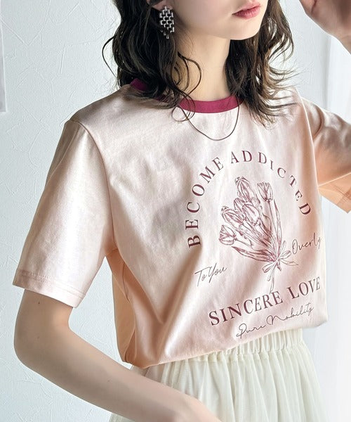 トレンドのディテールが魅力。シルケットフラワーカーブロゴリンガー半袖Tシャツ ce1020196