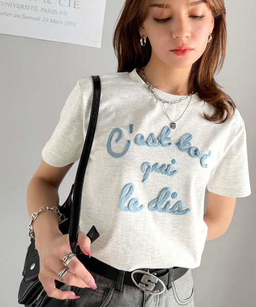 【mily bilet】着るだけでオシャレ感！ロゴプレート付きカラーフレンチコード刺繍Tシャツ(半袖) mi1329015