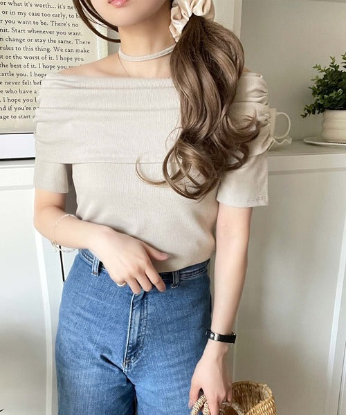 視線を奪う、美デコルテ。華奢見えを叶える、絶妙ドレープが◎ タイ付き五分袖オフショルトップス ce1240086