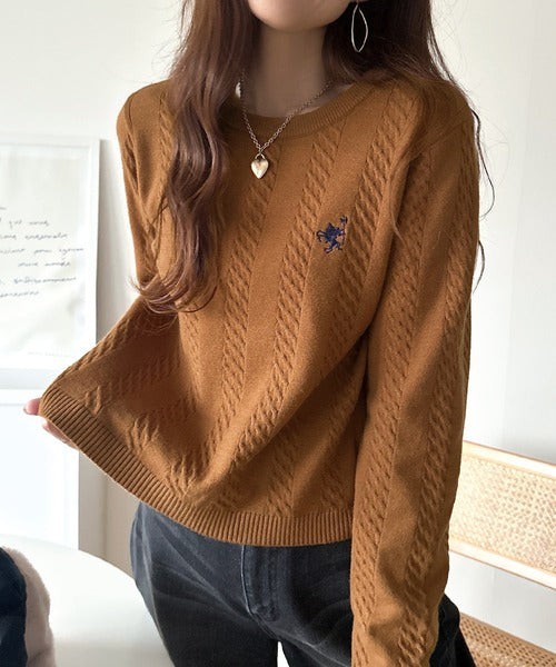 大人のためのコンパクトニット。胸刺繍ショート丈ケーブル編みニット（長袖） ce1260453