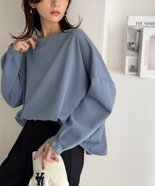 一枚で、品よく華奢見え。袖タック×マットゴールドボタン使い ボートネックポンチ素材プルオーバー（長袖） ce1260639