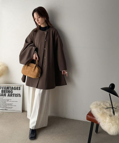 【Classical Evon】大人の品格ある装い。羽織るだけで「こなれた私の完成」ケープ付きフレアシルエットノーカラーメルトンコート（ミドル丈） ev1265088
