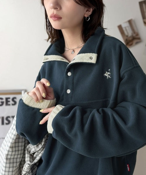 《JaVa ジャバコラボ》暖かさも、お洒落感も、欲張りに。胸刺繍ジャガード切り替えハーフボタンフリースプルオーバー jv1010674