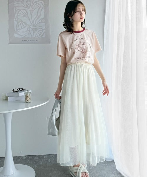 トレンドのディテールが魅力。シルケットフラワーカーブロゴリンガー半袖Tシャツ ce1020196