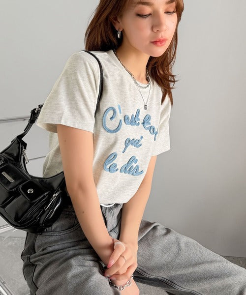 【mily bilet】着るだけでオシャレ感！ロゴプレート付きカラーフレンチコード刺繍Tシャツ(半袖) mi1329015