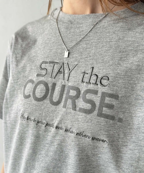 【sustaina+】シンプルなのに格上げ感抜群。オーガニックコットン100%前後2wayロゴ刺繍＆フロッキーTシャツ(半袖) ce1260399