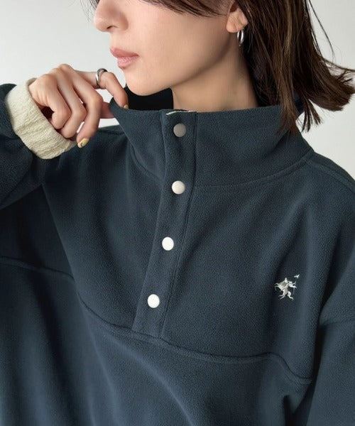《JaVa ジャバコラボ》暖かさも、お洒落感も、欲張りに。胸刺繍ジャガード切り替えハーフボタンフリースプルオーバー jv1010674