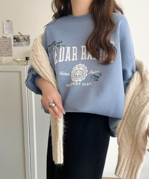 今っぽカジュアルの本命スウェット♪エンブレム風らくがき刺繍入りフロッキープリント裏起毛プルオーバー（長袖） ce1260508