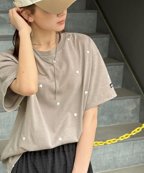 《JaVaジャバコラボ》春夏のカジュアルに、大人の“可愛い”をプラス。ミニハート刺繍Tシャツ（半袖） jv1010470