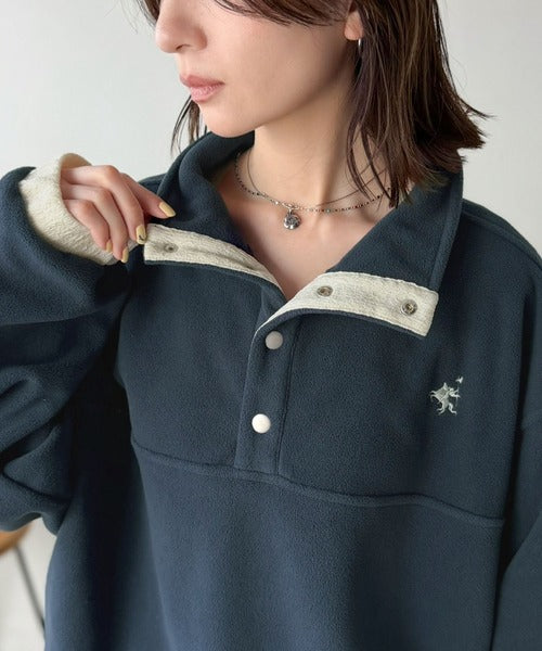 《JaVa ジャバコラボ》暖かさも、お洒落感も、欲張りに。胸刺繍ジャガード切り替えハーフボタンフリースプルオーバー jv1010674