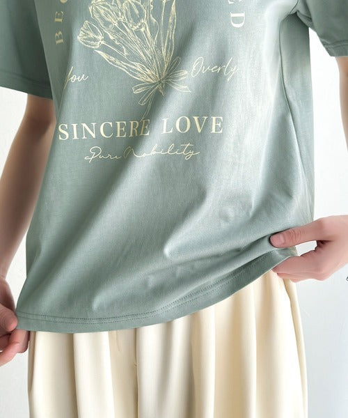 トレンドのディテールが魅力。シルケットフラワーカーブロゴリンガー半袖Tシャツ ce1020196