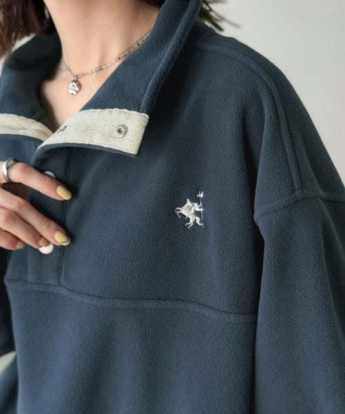 《JaVa ジャバコラボ》暖かさも、お洒落感も、欲張りに。胸刺繍ジャガード切り替えハーフボタンフリースプルオーバー jv1010674
