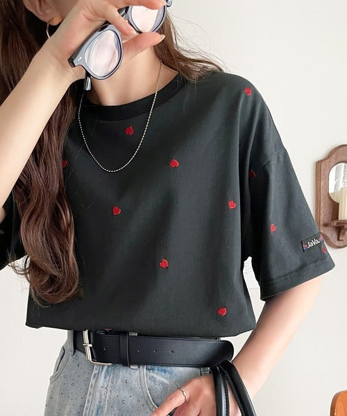 《JaVaジャバコラボ》春夏のカジュアルに、大人の“可愛い”をプラス。ミニハート刺繍Tシャツ（半袖） jv1010470