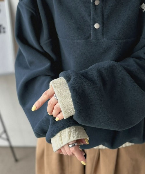 《JaVa ジャバコラボ》暖かさも、お洒落感も、欲張りに。胸刺繍ジャガード切り替えハーフボタンフリースプルオーバー jv1010674