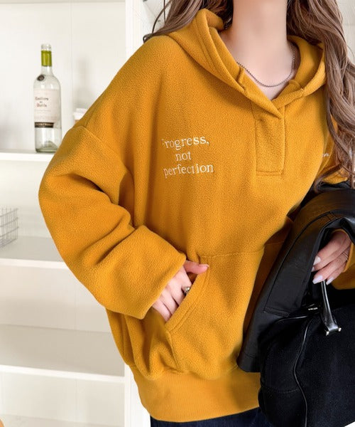 ふわっとあったか、秋冬の“欲しい”をぎゅっと♪刺繍デザインスキッパー衿フリースパーカー ce1020395