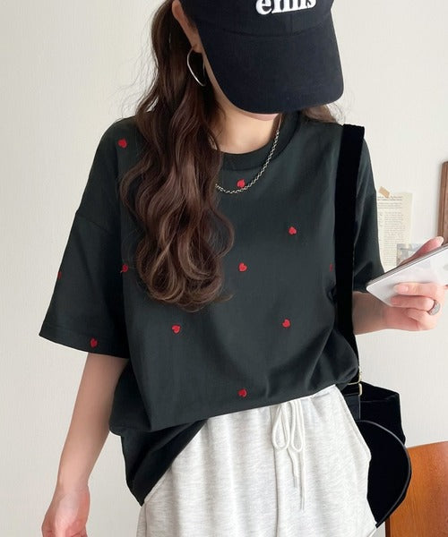 《JaVaジャバコラボ》春夏のカジュアルに、大人の“可愛い”をプラス。ミニハート刺繍Tシャツ（半袖） jv1010470
