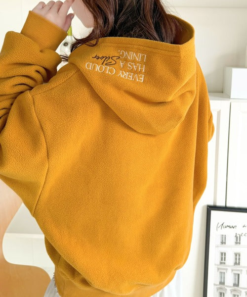 ふわっとあったか、秋冬の“欲しい”をぎゅっと♪刺繍デザインスキッパー衿フリースパーカー ce1020395