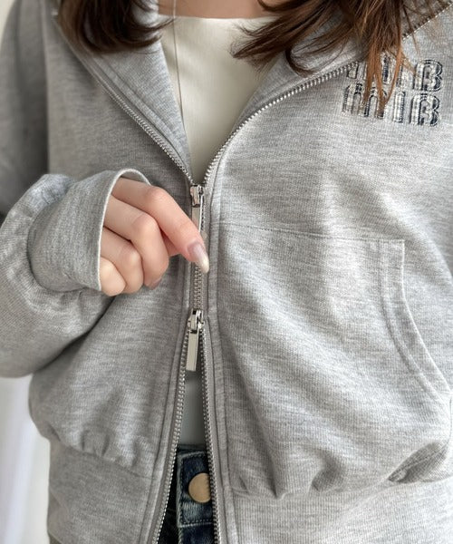 【mily bilet】1枚は持っておきたい！垢抜け必至。胸元ワッペン付きダブルジップパーカー（長袖） mi1329090