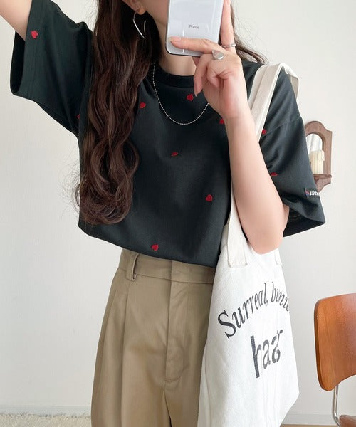 《JaVaジャバコラボ》春夏のカジュアルに、大人の“可愛い”をプラス。ミニハート刺繍Tシャツ（半袖） jv1010470