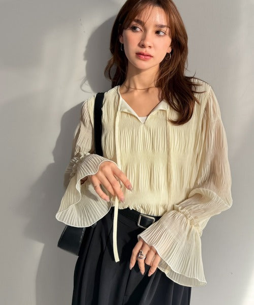 涼やかに、品よく、愛らしく。前後2wayリボンキャンディスリーブシアープリーツブラウス（長袖） ce1010538